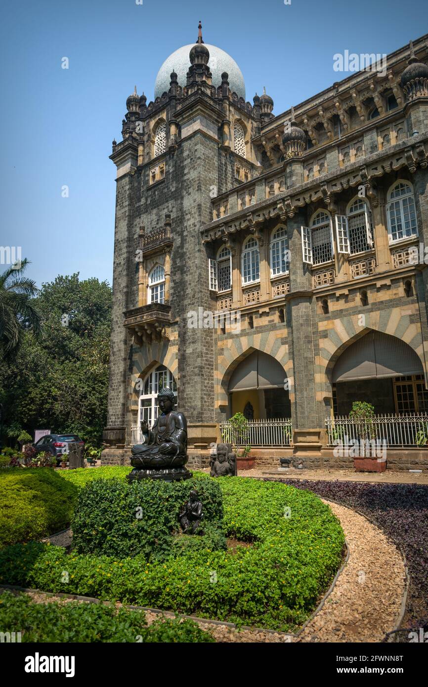 Wunderschöne Außenanlagen und Außenanlagen in Chhatrapati Shivaji Maharaj Vastu Sangrahalaya, früher Prince of Wales Museum genannt, in Mumbai Stockfoto