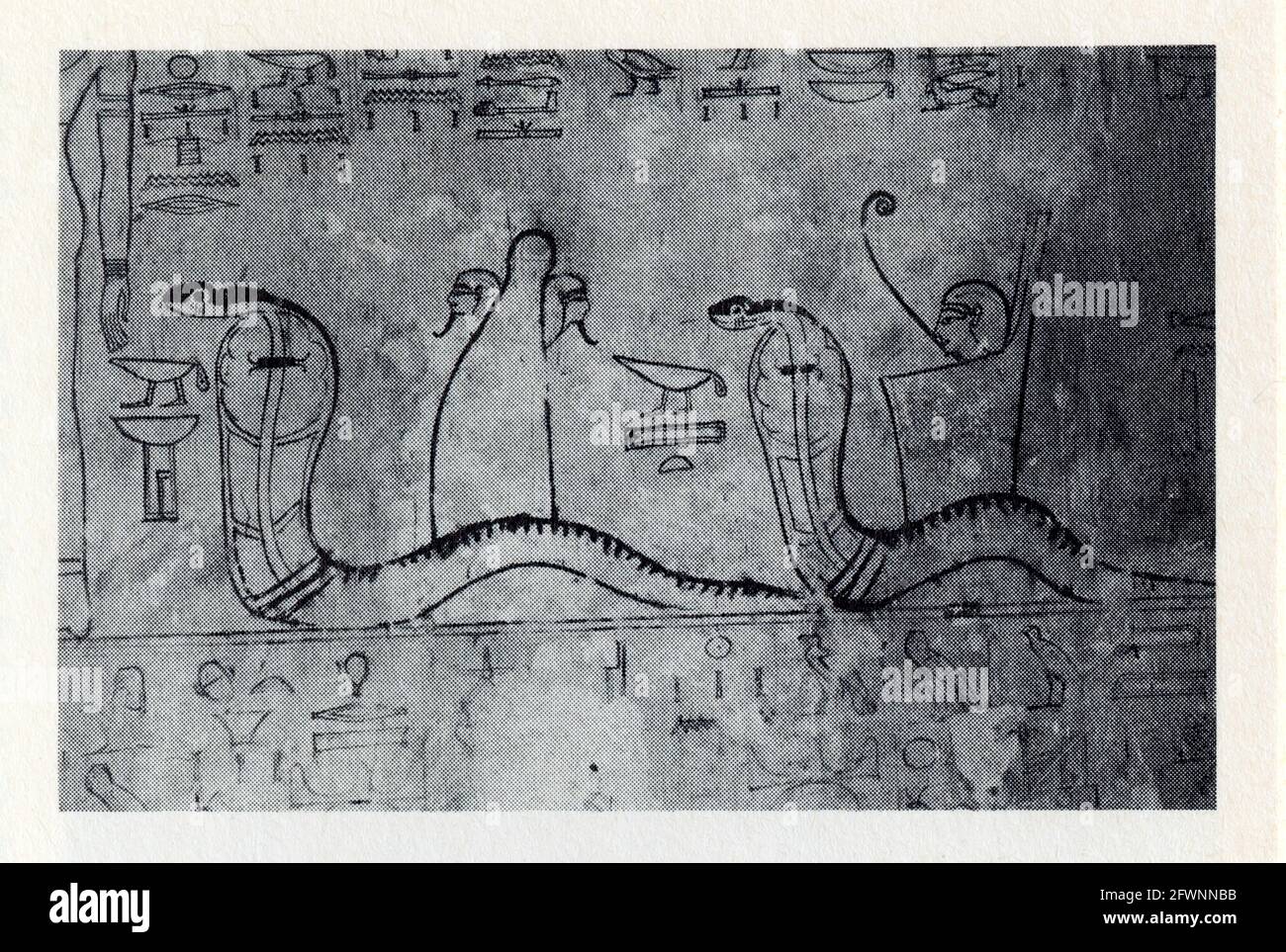 Zwei Schlangen, die an die Wand des Grabes von Seti I gezogen sind, haben die Namen der Göttinnen Nephthys und Isis vor ihnen eingeschrieben.XIX Dynasty,1310 v. Chr.. Stockfoto