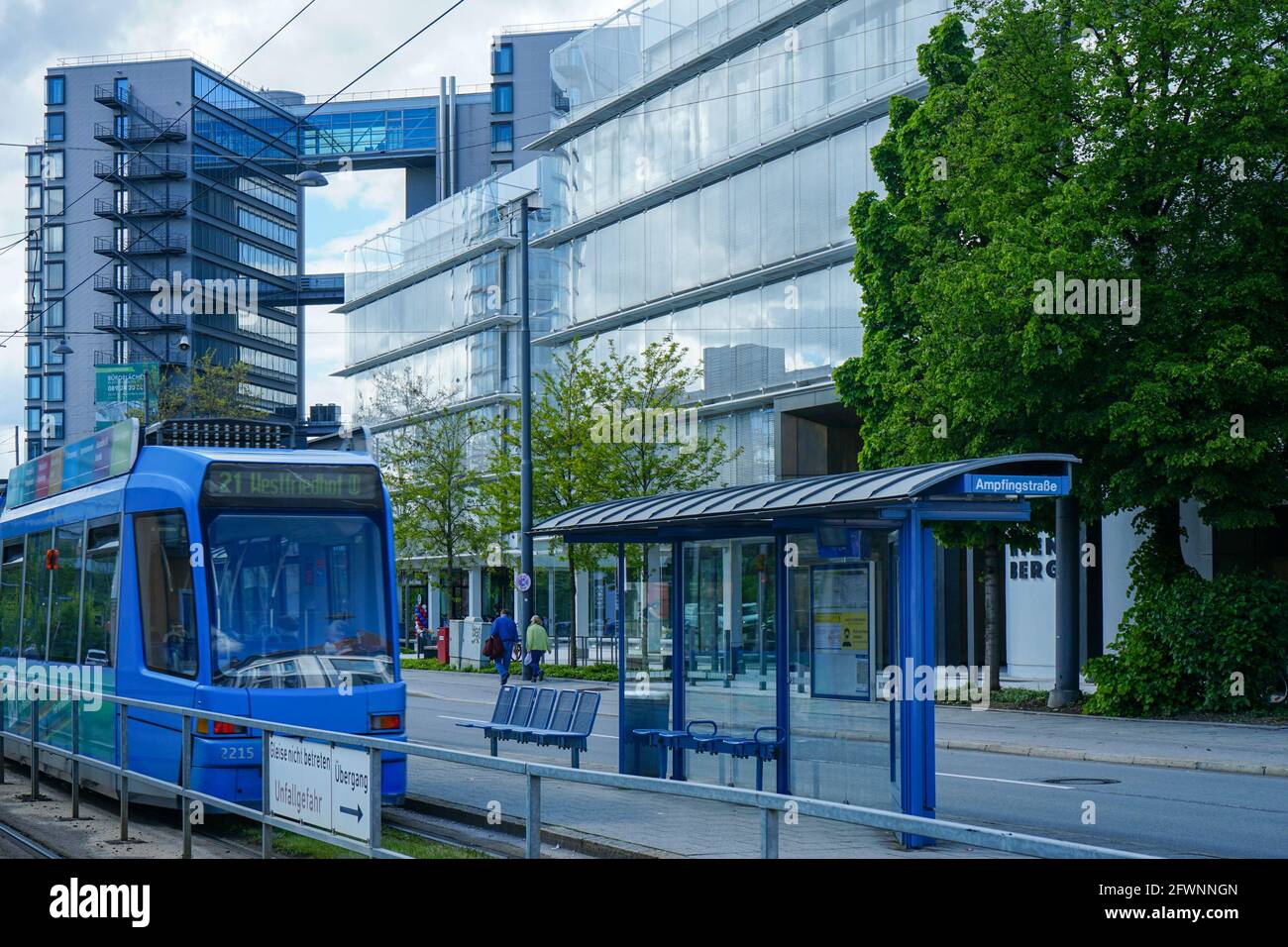 Blick von der Straßenbahnhaltestelle auf den Bürogebäudekomplex „das Leuchtenberg“. Stockfoto