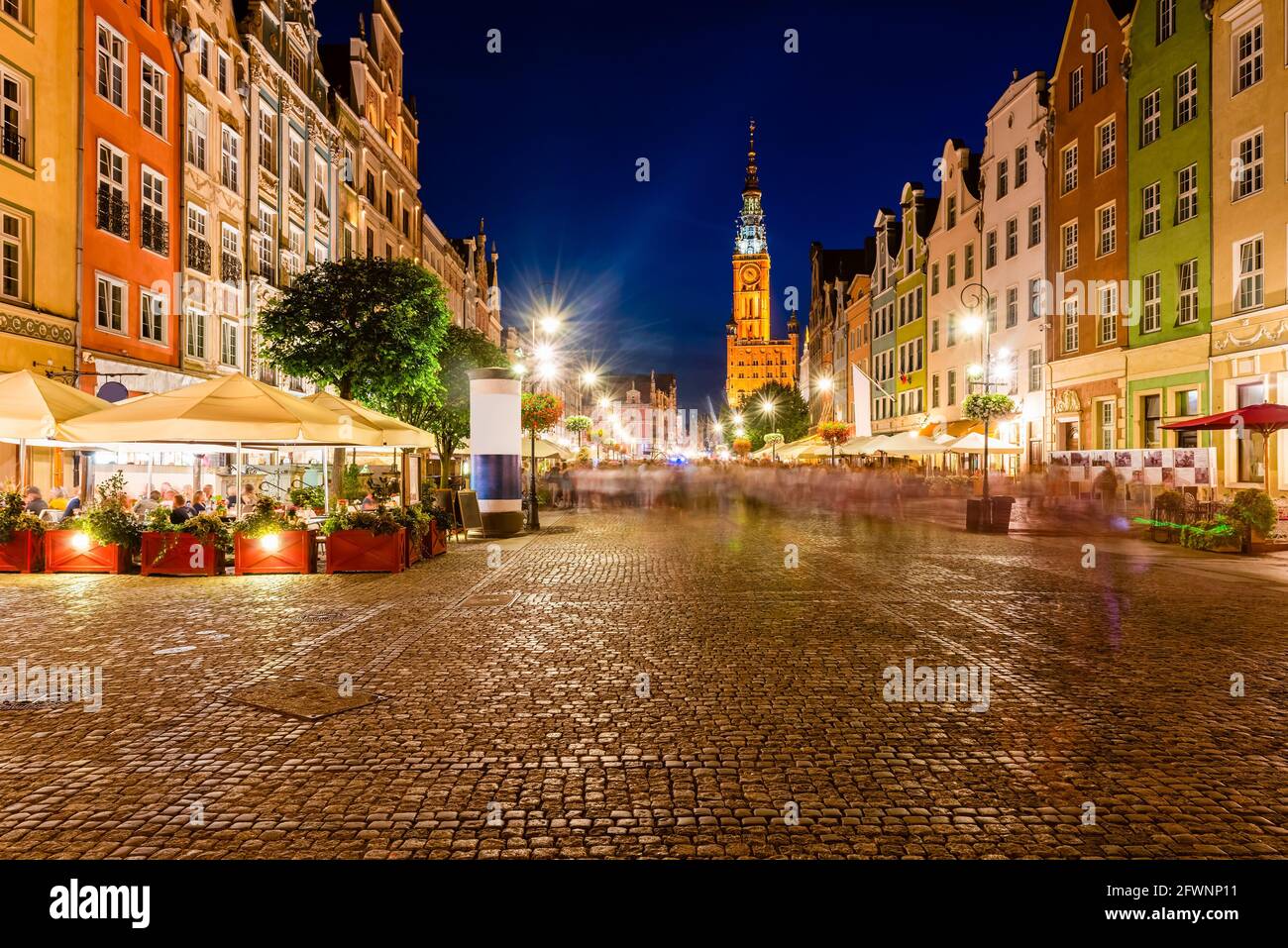 Altstadt von Danzig, Nachtansicht auf Straßencafé und Spaziergänger, Foto mit langer Belichtung gemacht Stockfoto