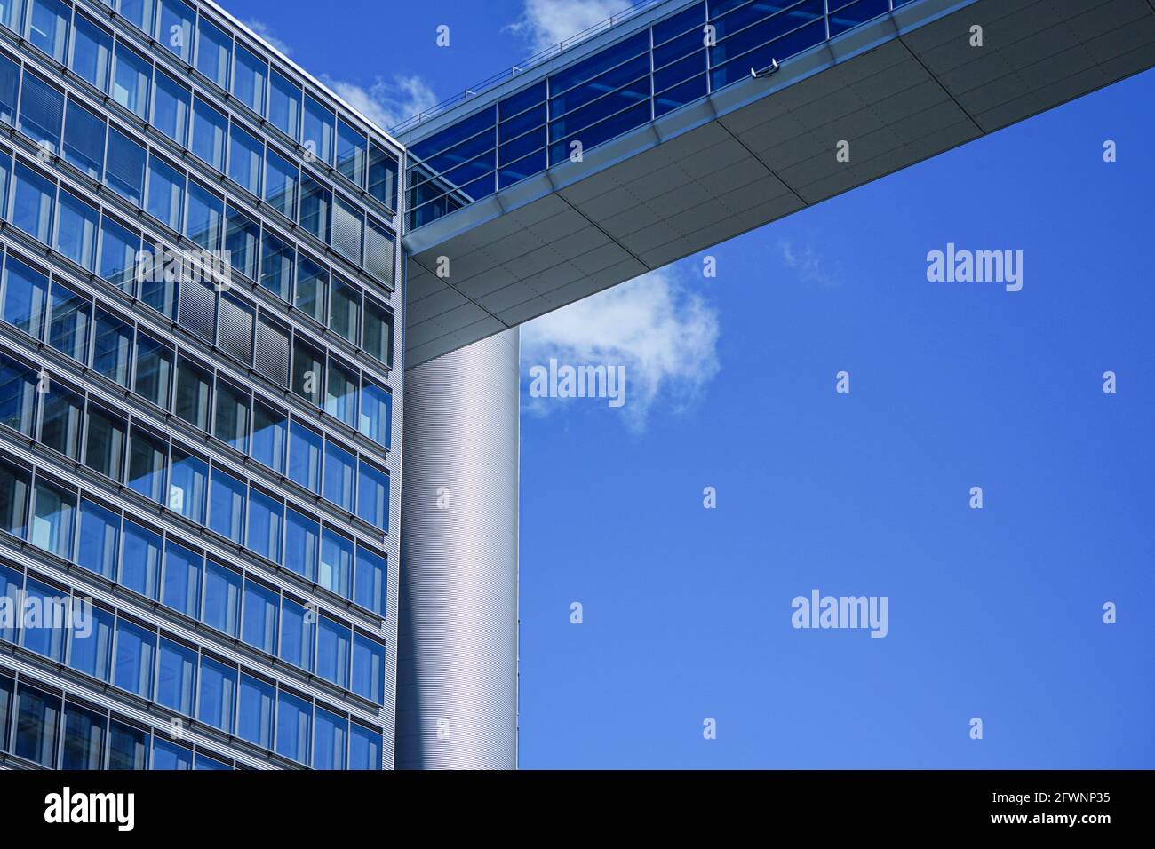 Detailansicht des Telekom Center München, einem Ensemble aus 10 einheitlichen Hochhäusern an der Ecke Berg-am-Laim-Straße / Leuchtenbergring. Stockfoto