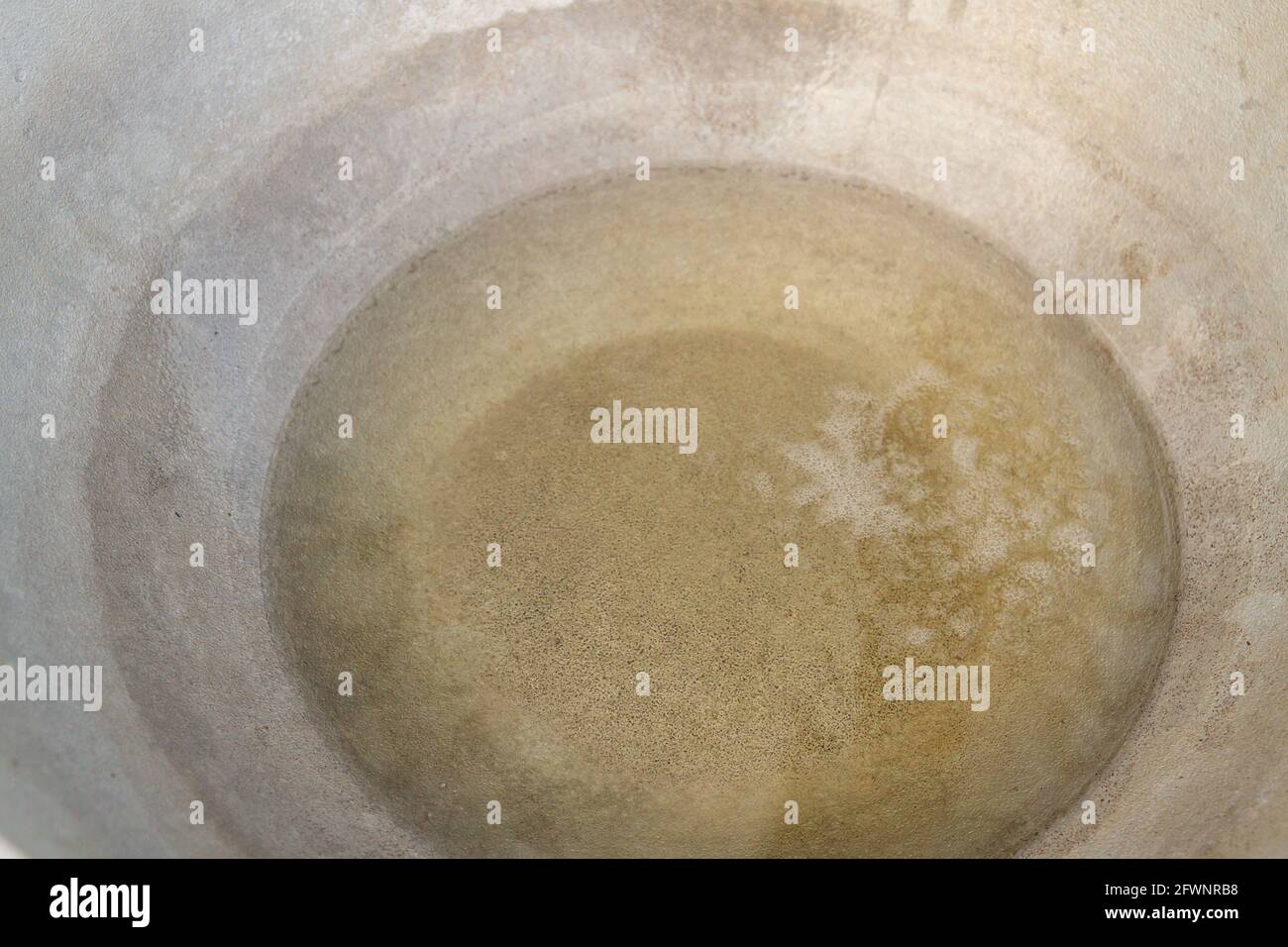 Vor dem Kochen auf Kohlen das Öl in einem Kessel kochen Stockfoto