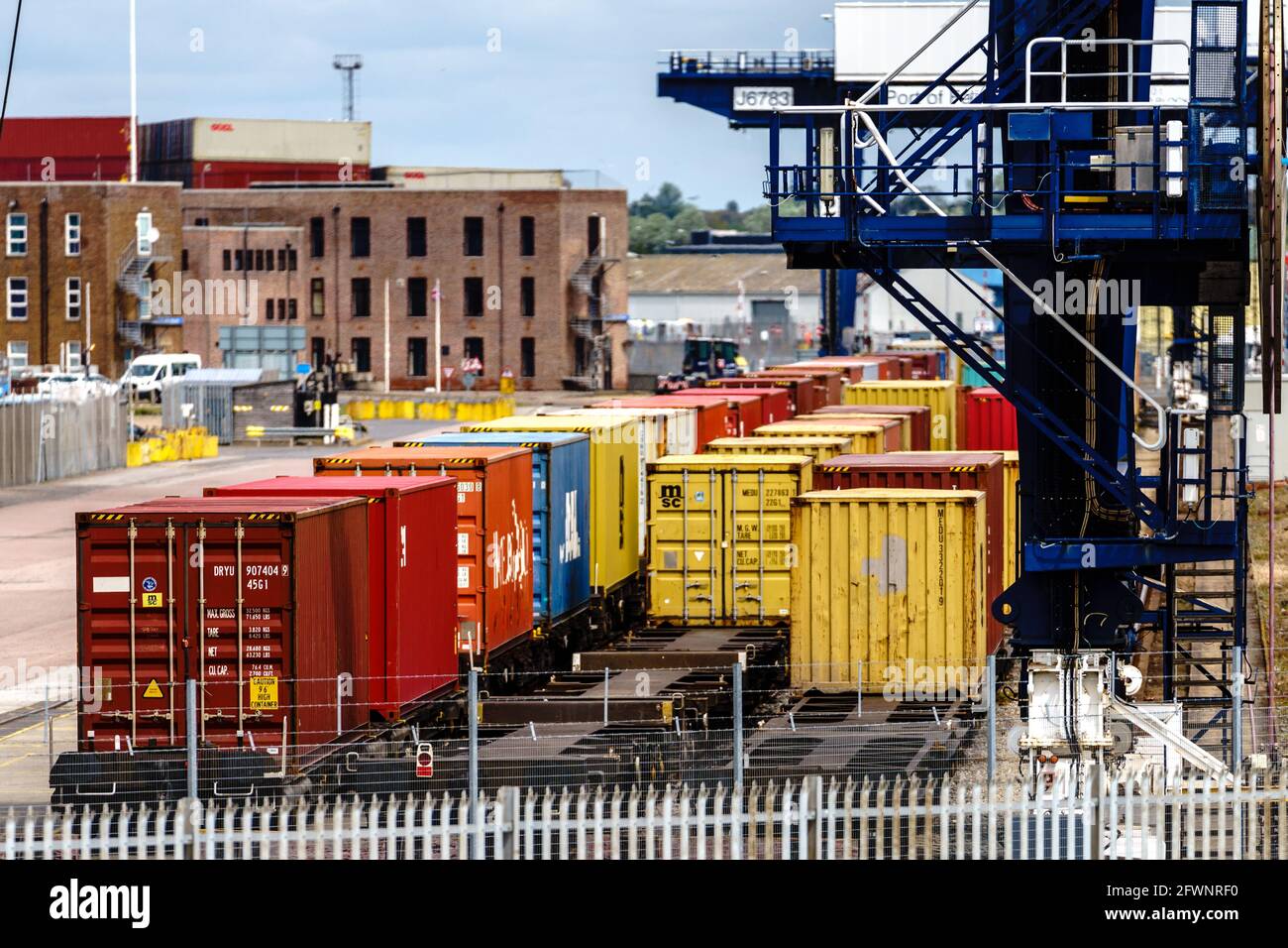 UK Shipping Container Schienengüterverkehr - intermodale Transportcontainer werden für den Weitertransport vom Hafen von Felixstowe, Großbritannien, in Züge verladen Stockfoto