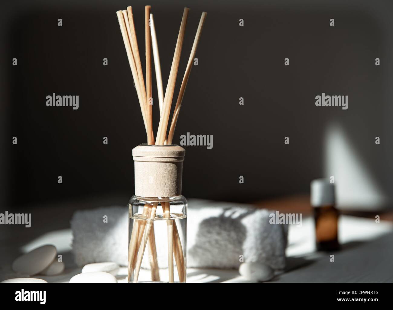 Raumduft mit Stöcken im Innenraum des Raumes aus nächster Nähe. Stockfoto