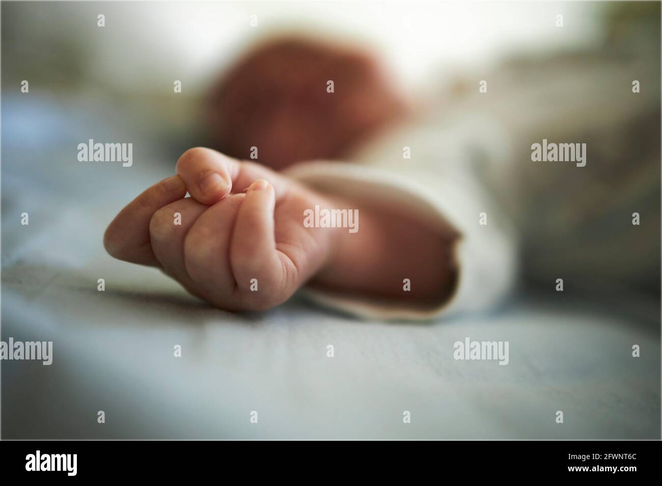 Detail einer Hand, während das Baby schläft Stockfoto