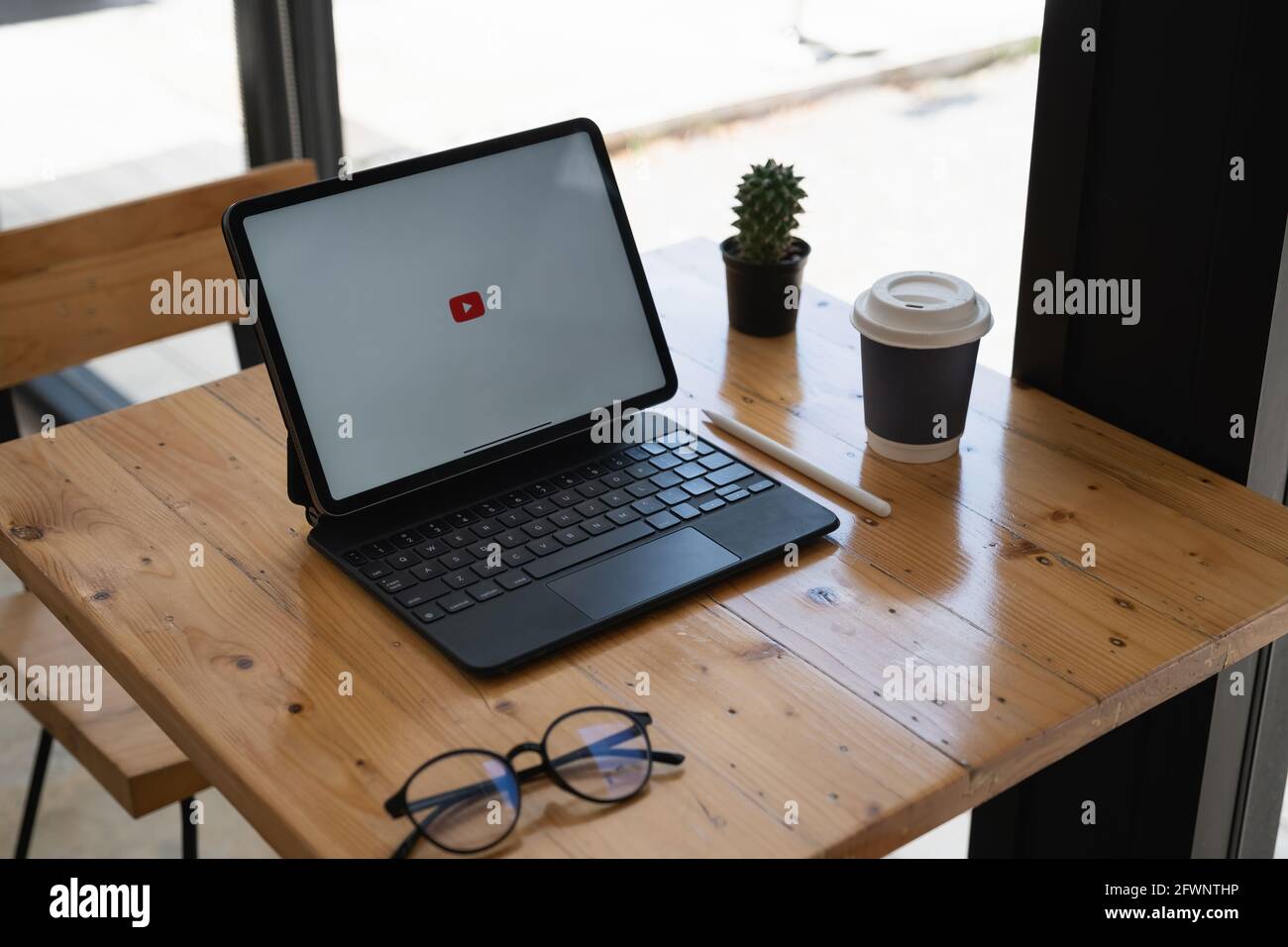 CHIANGMAI THAILAND - Mai 24,2021 : Apple iPad mit Youtube Logo auf dem Bildschirm auf Holztisch. Stockfoto
