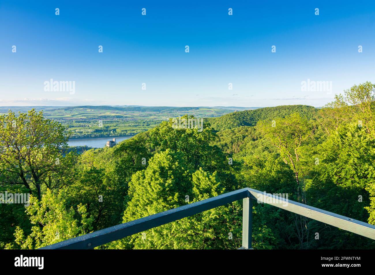 St. Andrä-Wördern: Blick vom Aussichtsturm Tempelbergwarte bei Altenberg auf die Donau, Schloss Greifenstein im Wienerwald, Wienerwald, Nied Stockfoto