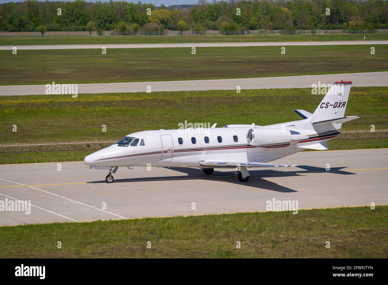 München, Deutschland - 09. Mai 2021: NetJets Europe Cessna 560XLS Citation Excel mit der Flugzeugregistrierung rollt CS-DXR zum Start auf dem Nort Stockfoto