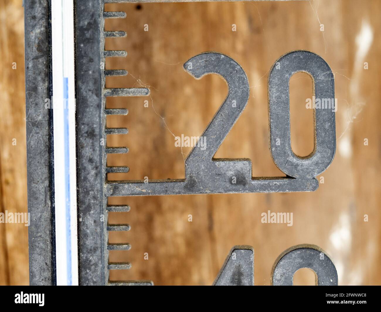 Vintage Thermometer celsius 26 Grad blau Detailtiefe Nahaufnahme Quecksilber Stockfoto