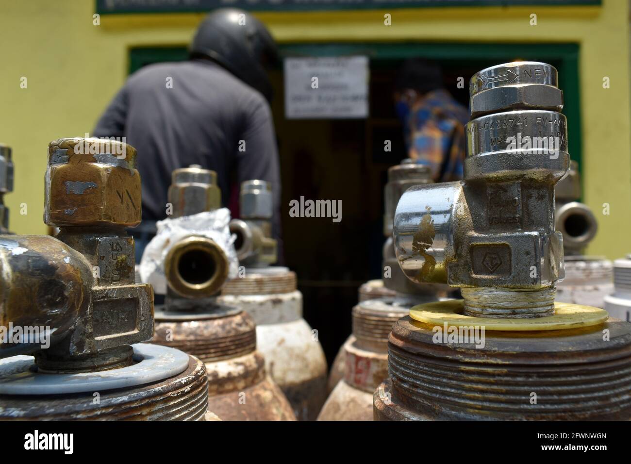 Kalkutta, Indien. Mai 2021. Während der Sperrzeit in Kalkutta kaufen Menschen Sauerstoffflaschen für Covid-19-Patienten. (Foto von Sudipta das/Pacific Press) Quelle: Pacific Press Media Production Corp./Alamy Live News Stockfoto