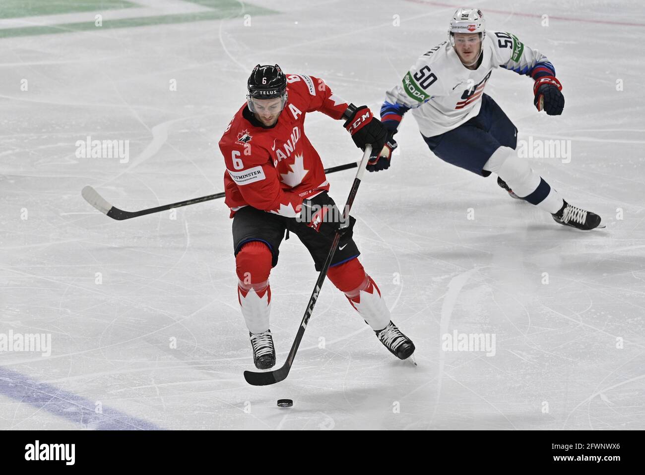 L-R Eric Robinson (CAN) und Colin Blackwell (USA) in Aktion während der IIHF Eishockey-Weltmeisterschaft 2021, Gruppe-B-Spiel Kanada gegen USA, gespielt in Riga, Lettland, am 23. Mai 2021. (CTK Photo/Vit Simanek) Stockfoto