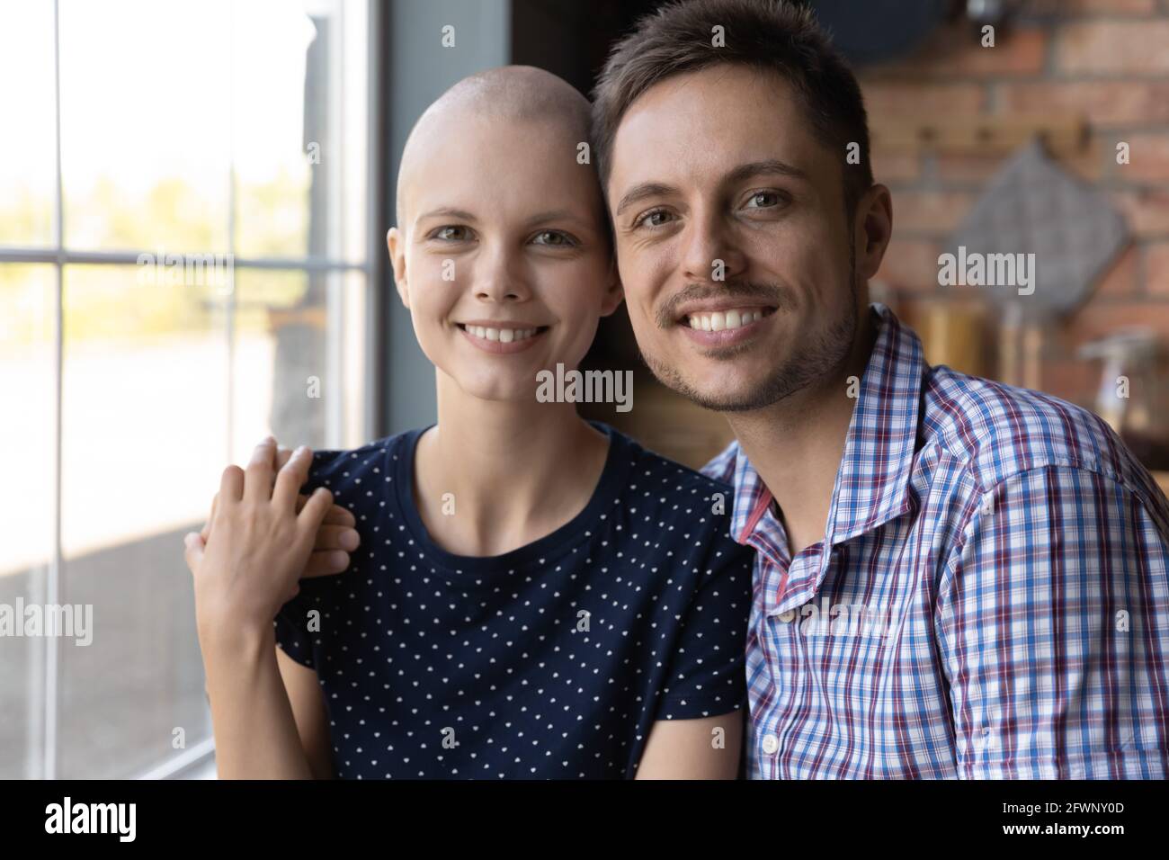 Bildschirmansicht eines glücklichen jungen Ehepaares, das sich lächelnd umarmt Stockfoto