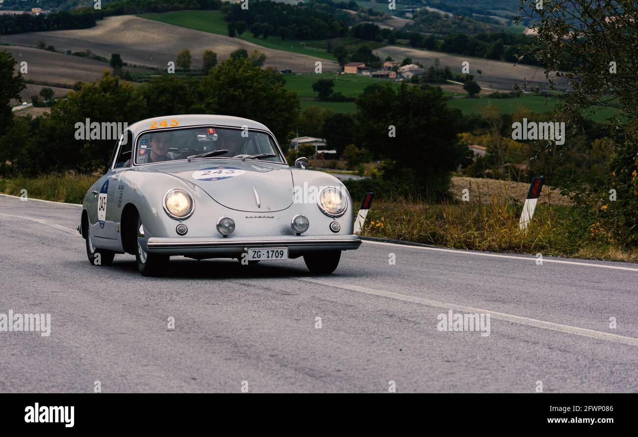 CAGLI, ITALIEN - 28. Okt 2020: CAGLI , ITALIEN - OTT 24 - 2020: CAGLI , ITALIEN - OTT 24 - 2020: AUSTIN HEALEY 100 6 1957 ein alter Rennwagen in der Rallye Mille M Stockfoto