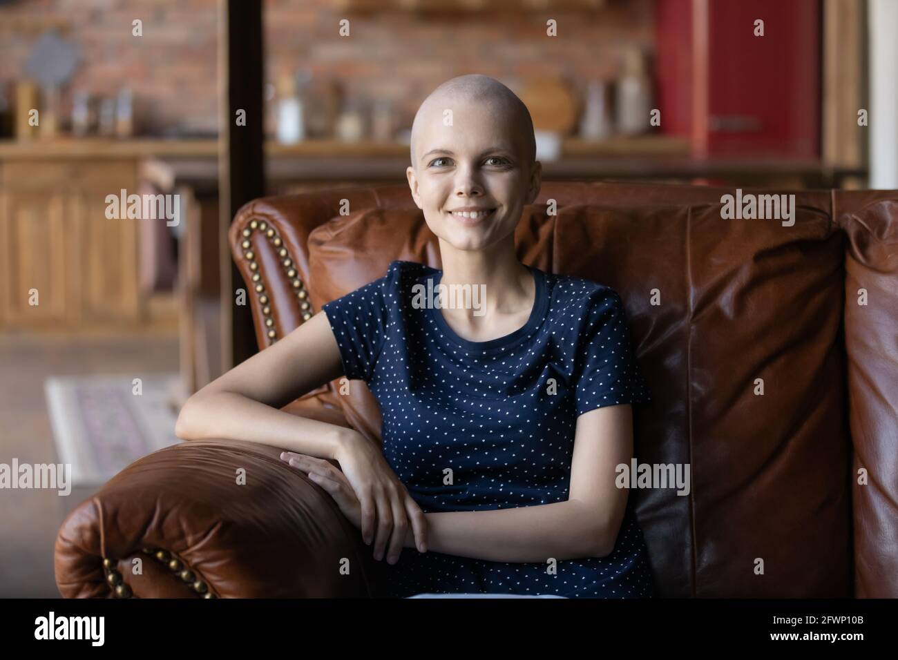 Porträt einer glücklichen, haarlosen Onkologiepatientin Stockfoto