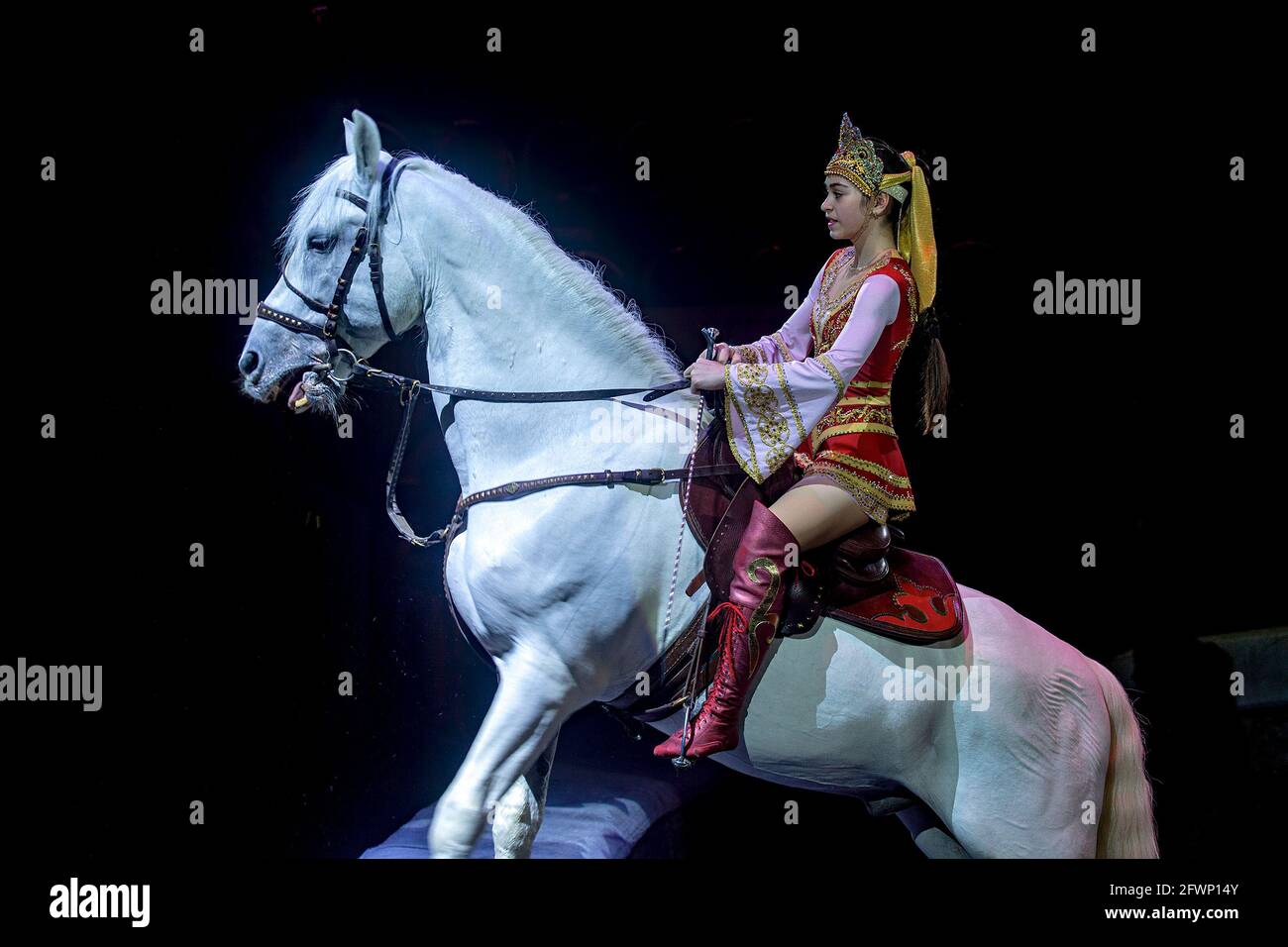 Sankt Petersburg, Russland 08-18-2019. Künstler auf dem Pferderücken bei Dressur und Akrobatik in einer Zirkusvorstellung. Stockfoto