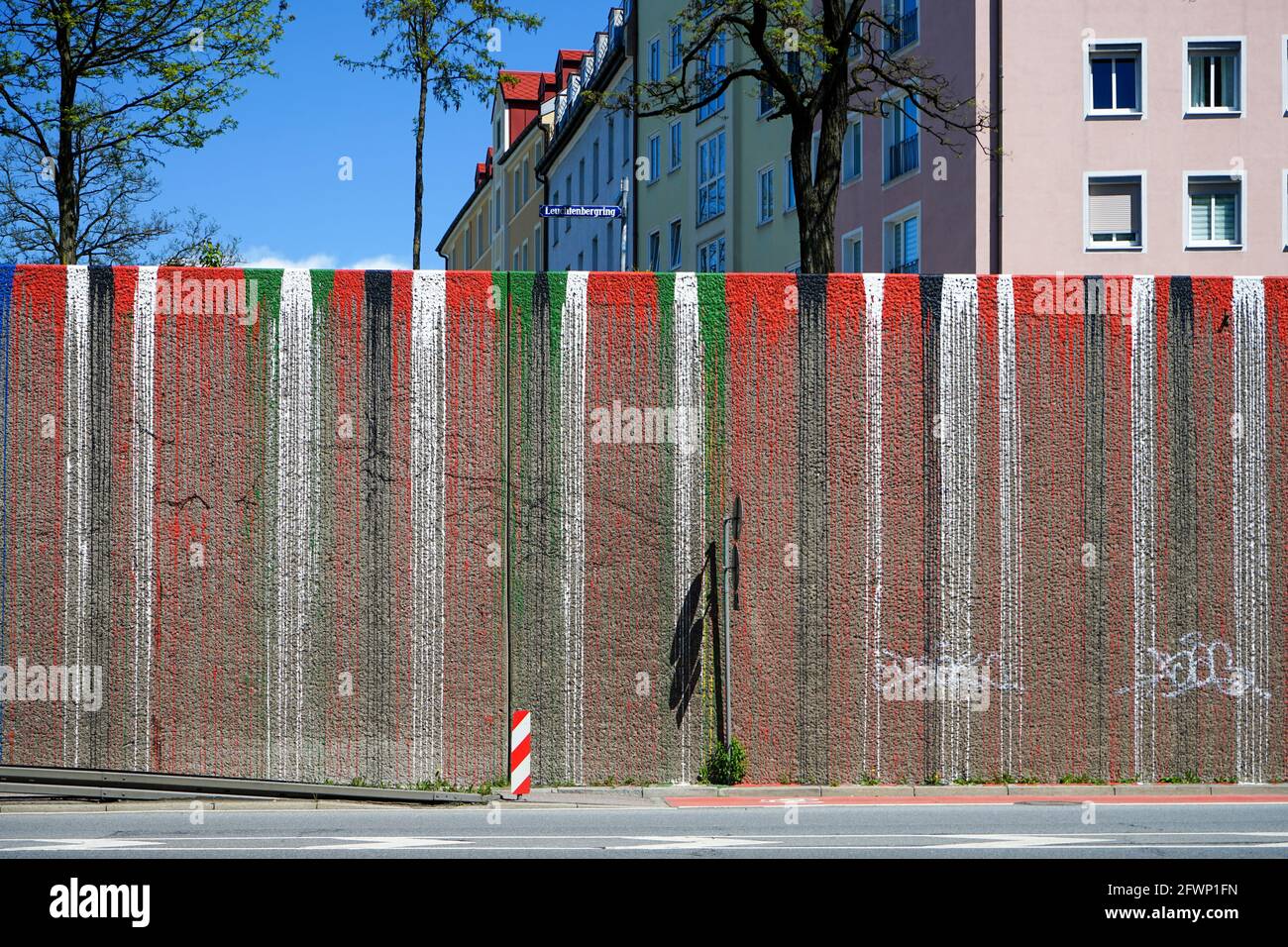 Blick auf eine Lärmschutzwand am Leuchtenbergring, einer vierspurigen Straße und einem Abschnitt der Stadtautobahn des Mittleren Rings in München. Stockfoto