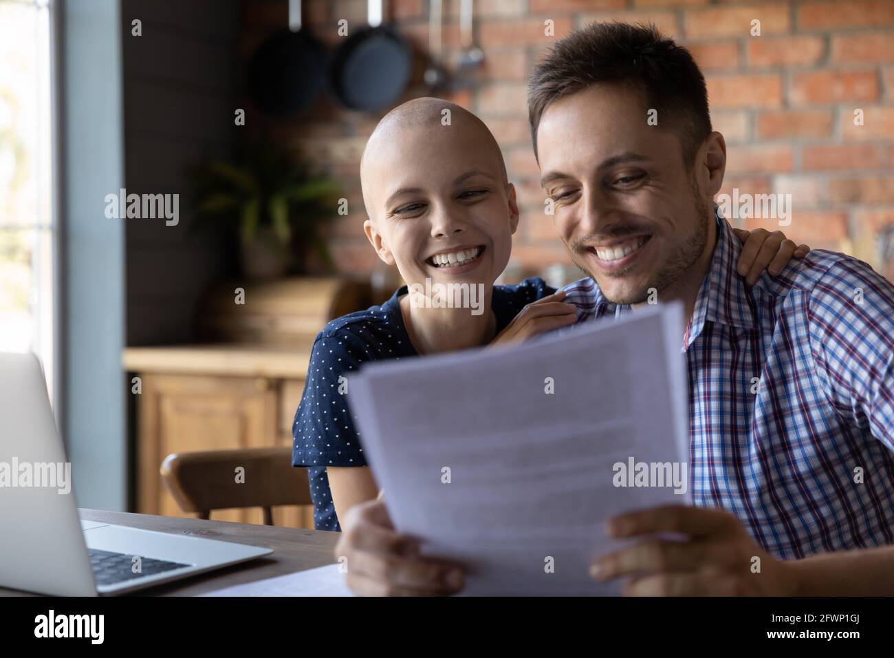 Glückliche Frau mit Krebs und Ehemann bekommen gute Nachrichten Stockfoto