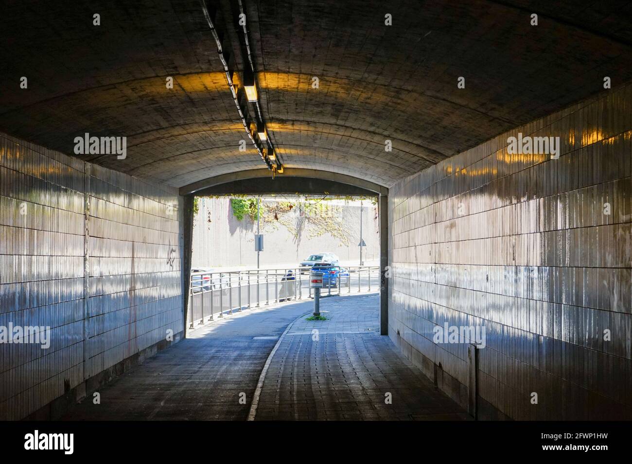 Blick vom Fußgängertunnel auf den Leuchtenbergring, eine vierspurige Straße und Abschnitt der Stadtautobahn des Mittleren Rings in München. Stockfoto