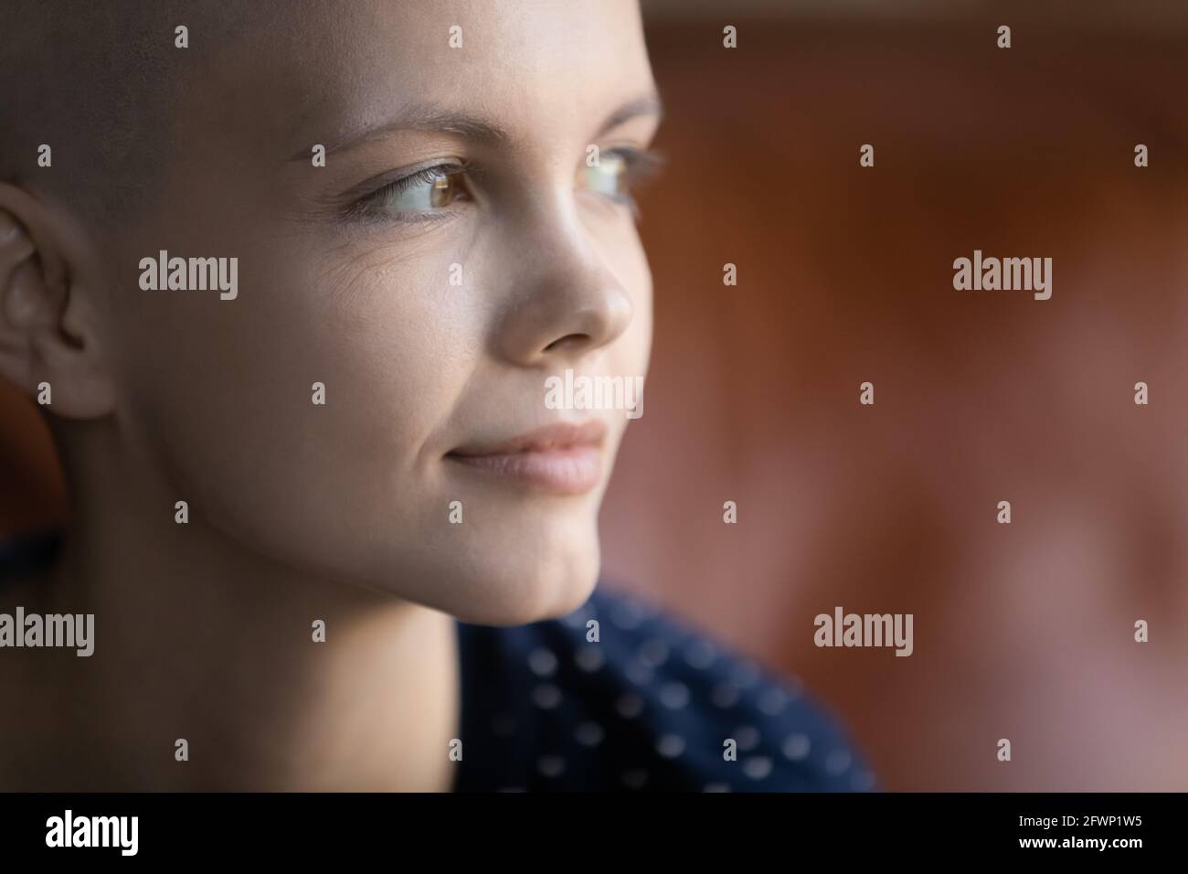 Das Gesicht eines nachdenklichen, haarlosen Onkologiepatienten, der an das Leben denkt Stockfoto