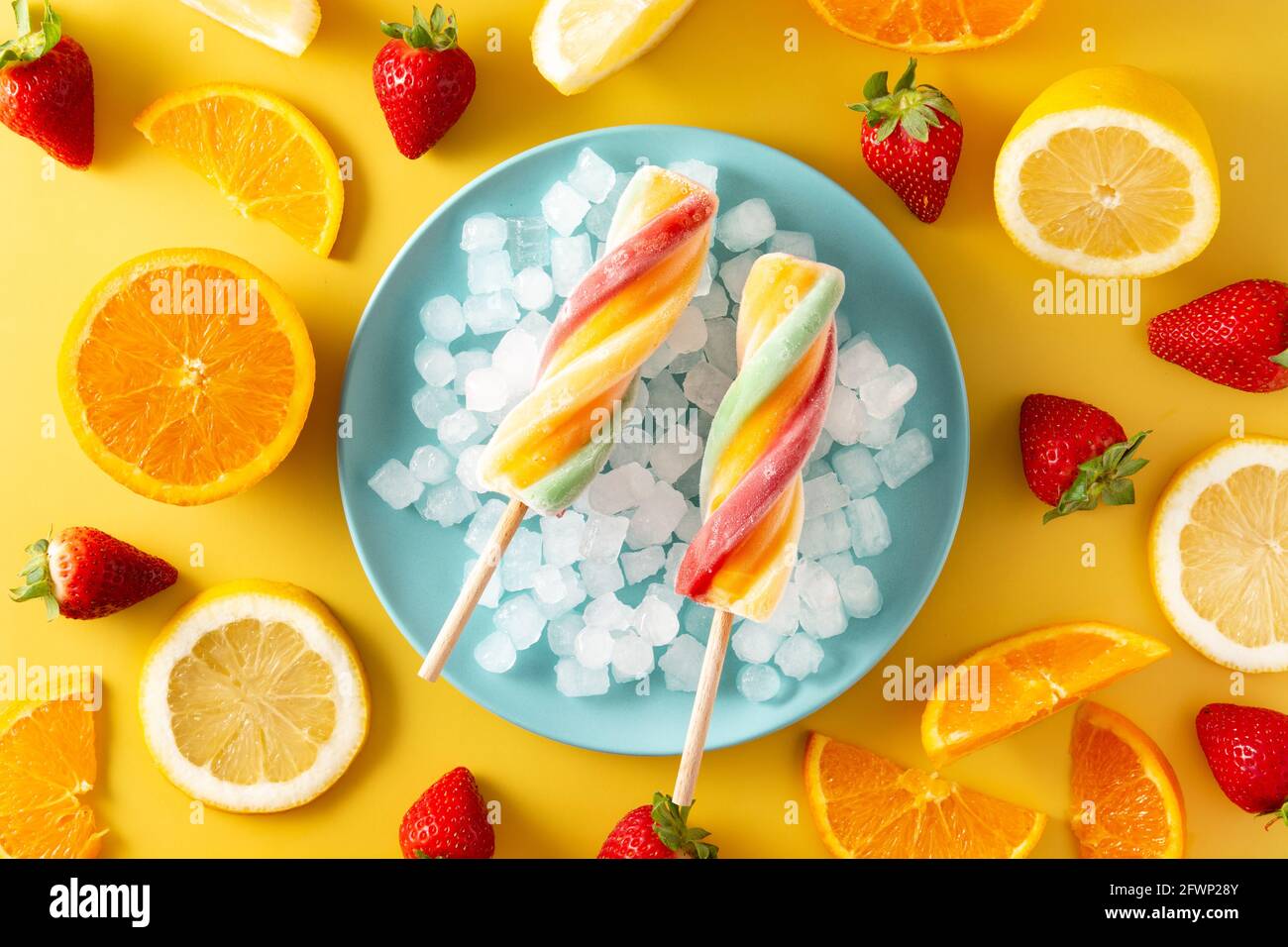 Spiral bunte Popsicle auf gelbem Hintergrund Stockfoto