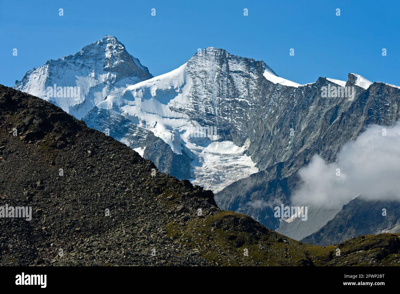 Peaks Dent Blanche, Left, und Grand Cornier, Zinal, Val d’Anniviers, Valais, Schweiz Stockfoto