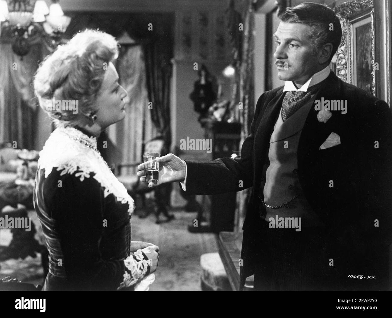 MIRIAM HOPKINS und LAURENCE OLIVIER in CARRIE 1952 Regisseur WILLIAM WYLER aus dem Roman Sister Carrie von Theodore Dreiser Ruth und Augustus Goetz Musik David Raksin Kostümdesign Edith Head Paramount Picters Stockfoto