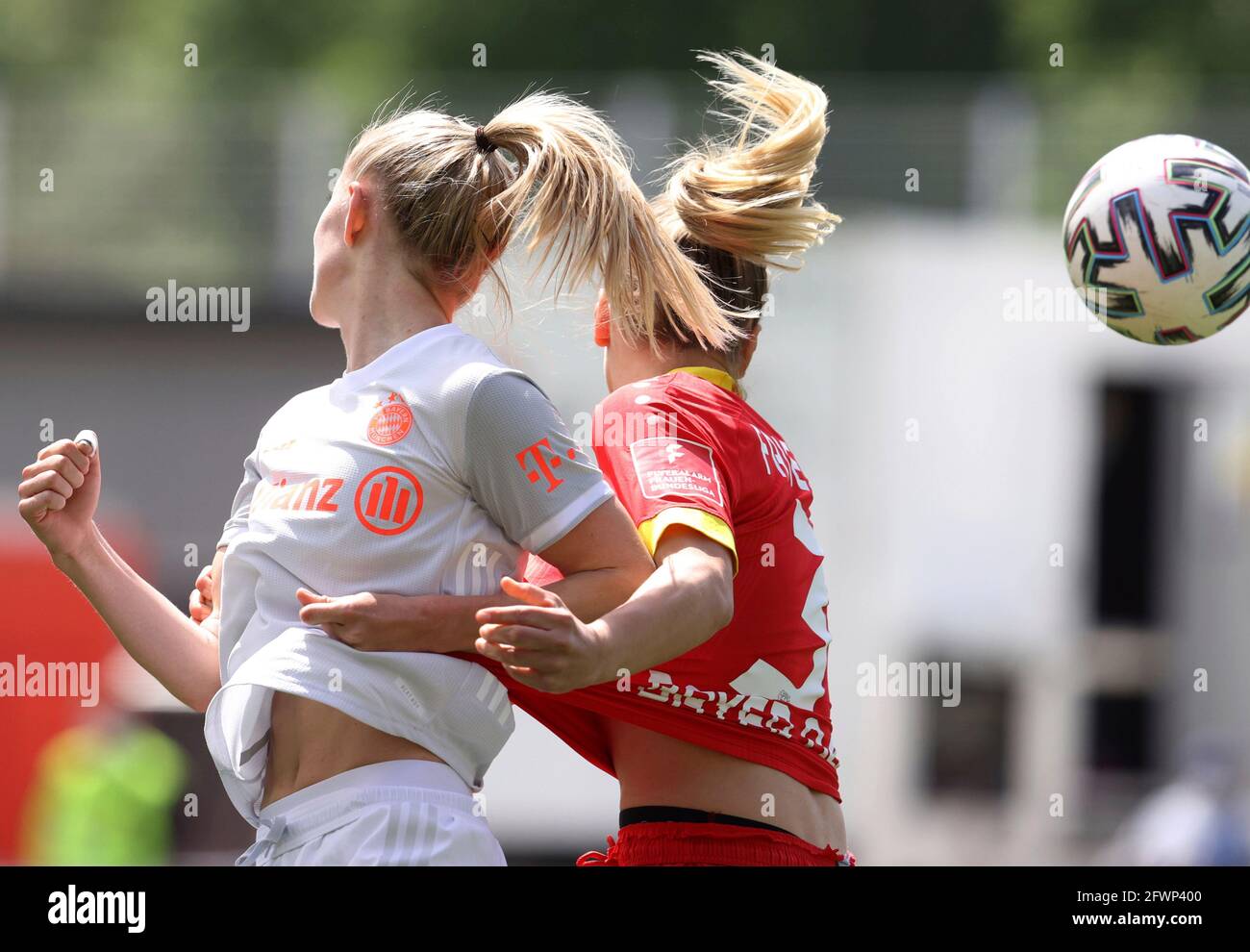 firo: 23.05.2021 Fuvuball: Fußball: 1. Bundesliga, Saison 2020/2021 Frauen, Damen Flyeralarm Buli Bayer Leverkusen - FC Bayern Mvºnchen München 0: 4 Duelle, Allgemein, Haare, Lob, Feature, Einleger. Stockfoto