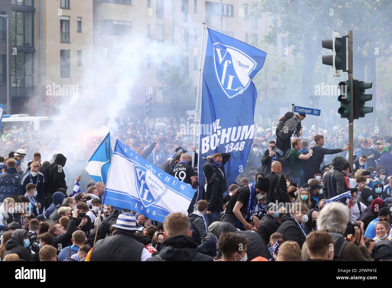 firo: 23.05.2021 Fußball: 2. Bundesliga VfL Bochum - Sandhausen 3: 1 Promotion zur 1. Bundesliga-Aufstiegsfeier der Fans auf der Castroperstravue Stockfoto