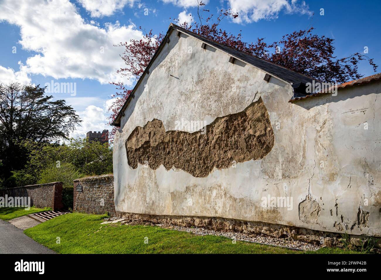Rendering wird hohl und beginnt abzufallen.Diese Ausdehnung des Wassers bewirkt, dass der Rendering von der Wand gedrückt wird, geblasen Rendering Stockfoto
