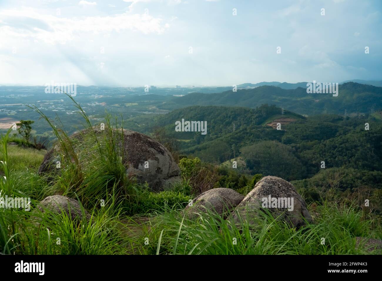 Broga Hill Berg Sommerlandschaft. Hohe Hügel mit grünem Gras und Felsen bedeckt. Broga Hill, Malaysia Stockfoto