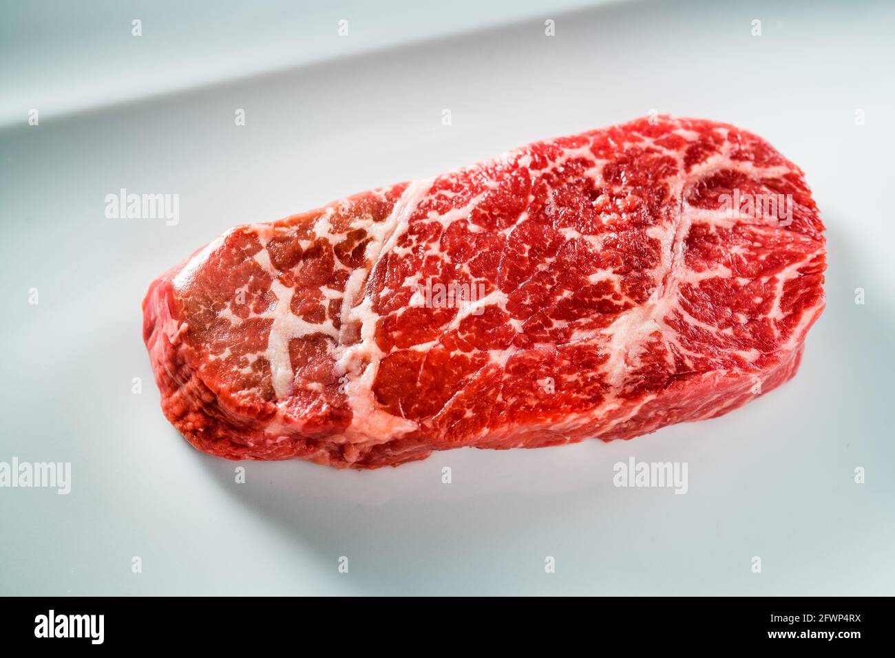 Feinstes umweltfreundliches Rindfleisch, reines Angus, Fleisch roh, Steak perfekt marmoriert und mit fetten Adern durchzogen Beste Fleischqualität für Feinschmecker Stockfoto