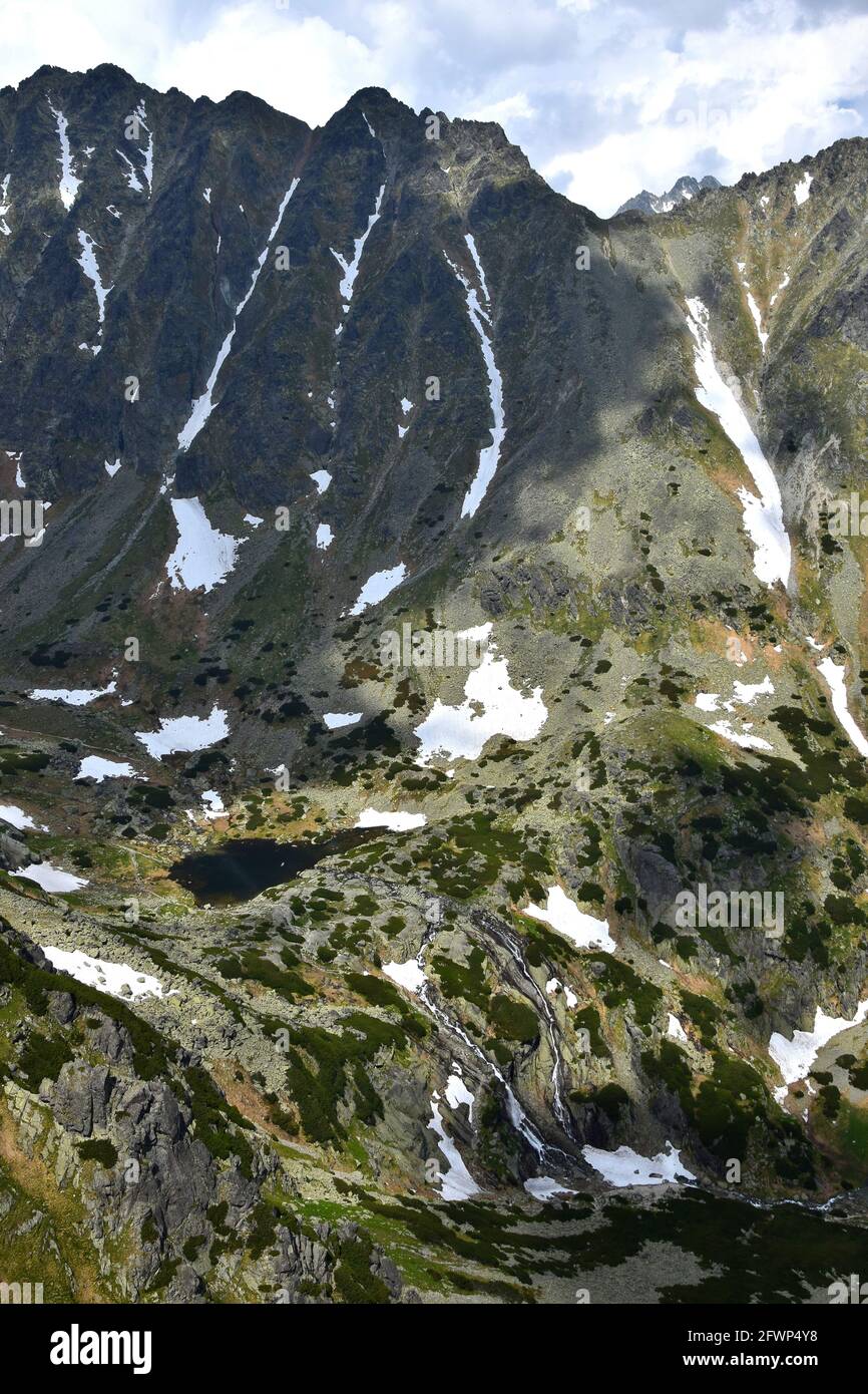 Landschaft in der Hohen Tatra mit Bergen, dem Tal Mlynicka dolina, dem See Pleso nad Skokom und dem Wasserfall Vodopad Skok. Slowakei. Stockfoto