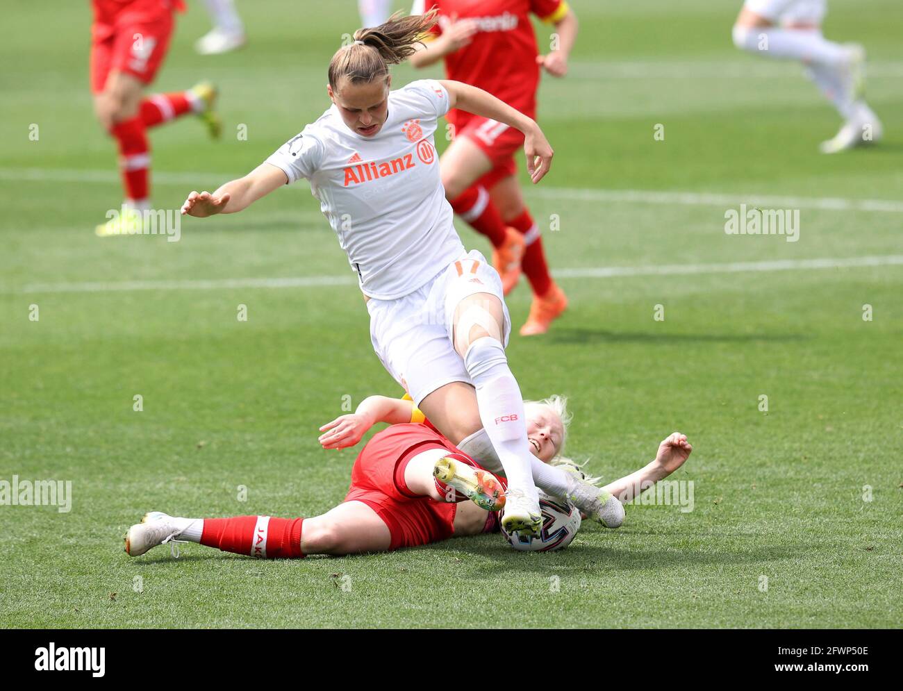 Leverkusen, Deutschland. 23. Mai 2021. firo: 23.05.2021 Fuvuball: Fußball: 1. Bundesliga, Saison 2020/2021 Frauen, Damen Flyeralarm Buli Bayer Leverkusen - FC Bayern Mvºnchen München 0: 4 Duelle, Bayern Nr. 17 Klara Bvºhl Credit: dpa/Alamy Live News Stockfoto