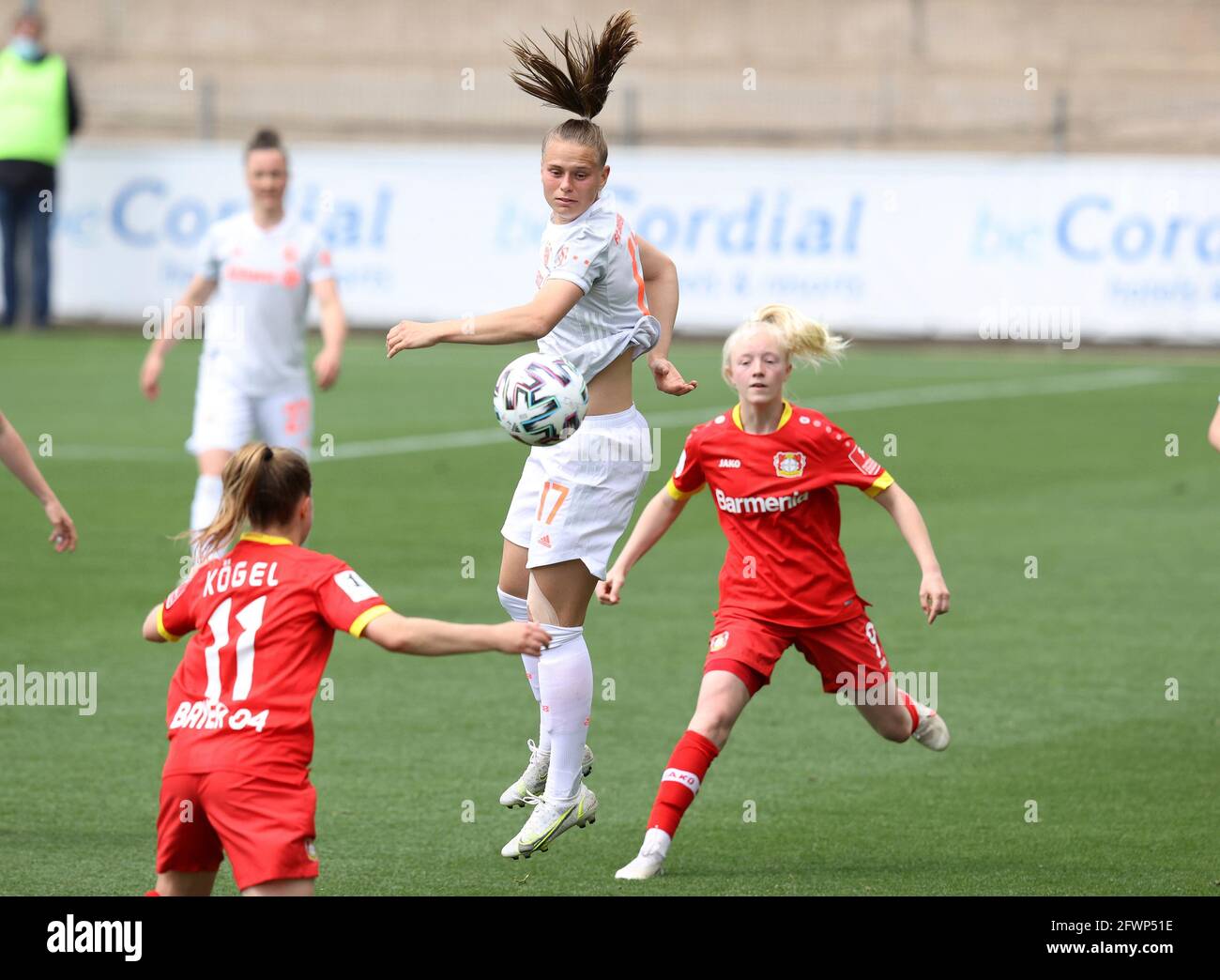 Leverkusen, Deutschland. 23. Mai 2021. firo: 23.05.2021 Fuvuball: Fußball: 1. Bundesliga, Saison 2020/2021 Frauen, Damen Flyeralarm Buli Bayer Leverkusen - FC Bayern Mvºnchen München 0: 4 Duelle, Bayern Nr. 17 Klara Bvºhl Credit: dpa/Alamy Live News Stockfoto