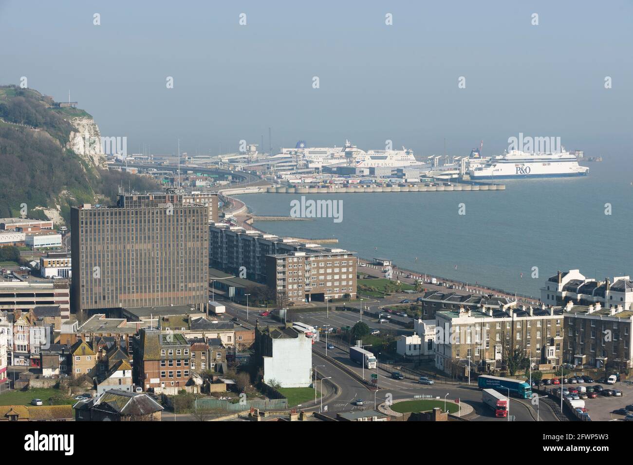 Ein Blick über Dover, mit dem Fährhafen im Hintergrund, fotografiert von den Western Heights of Dover. Dover, Großbritannien. 8 März 2011 Stockfoto