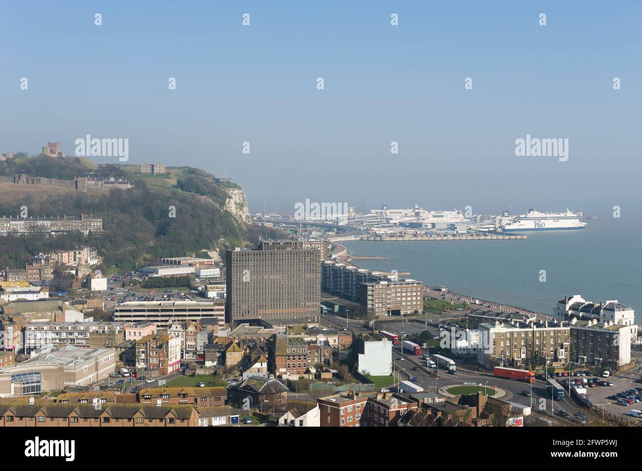Ein Blick über Dover, mit dem Fährhafen im Hintergrund, fotografiert von den Western Heights of Dover. Dover, Großbritannien. 8 März 2011 Stockfoto