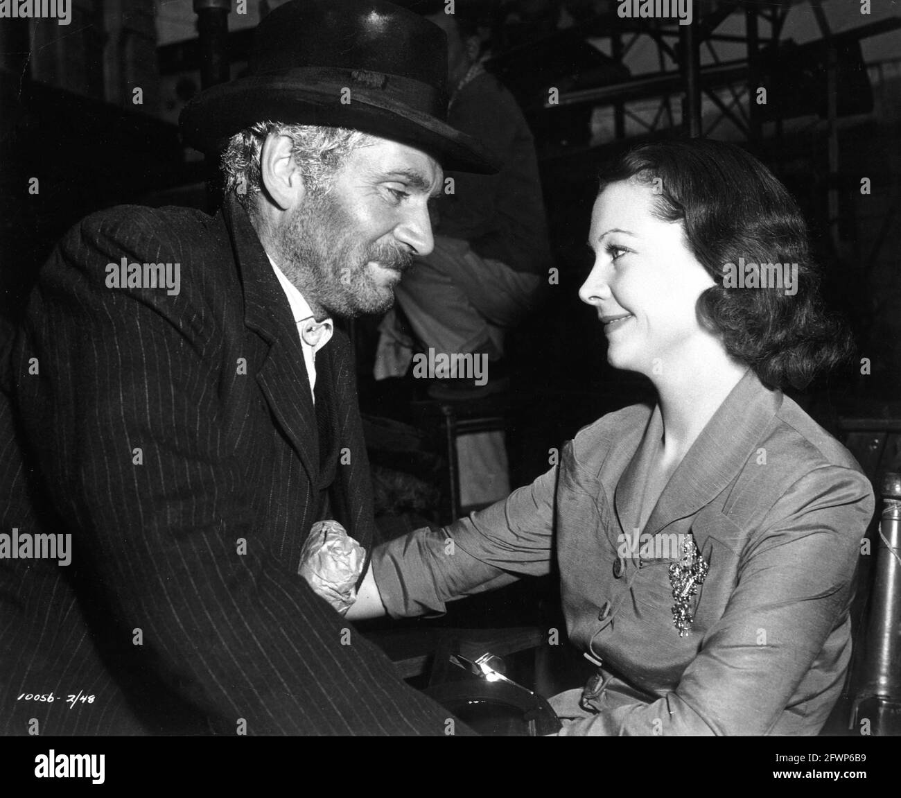 LAURENCE OLIVIER mit seiner Frau VIVIEN LEIGH am Set offen Während der Dreharbeiten zu CARRIE 1952 Regisseur WILLIAM WYLER von der Roman Sister Carrie von Theodore Dreiser Drehbuch Ruth und Augustus Goetz Musik David Raksin Kostümdesign Edith Head Paramount Pictures Stockfoto