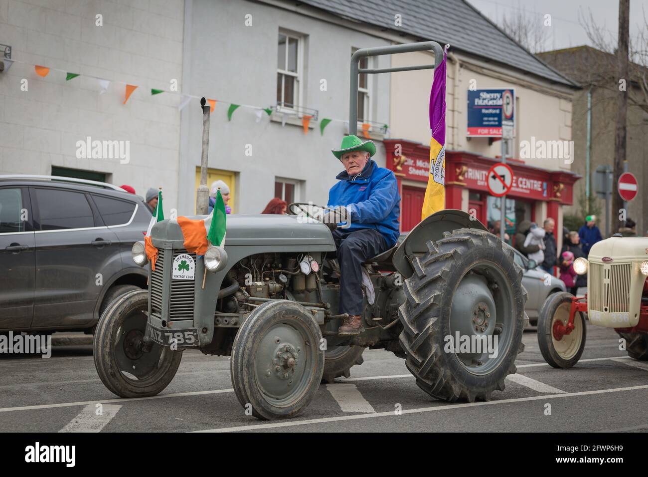 NEW ROSS - WEXFORD- IRLAND - MÄRZ 17-2018 St. Patrick's Parade. Menschen und Musiker genießen den traditionellen irischen Feiertag Stockfoto