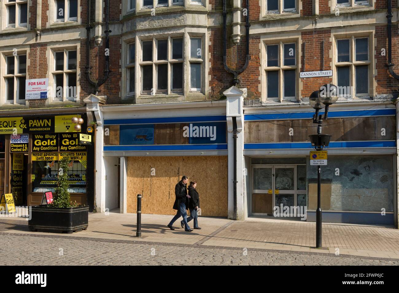 Verladen Geschäfte, Cannon Street, Einkaufsviertel, Cannon Street, Dover, Kent, Großbritannien. 8 März 2011 Stockfoto