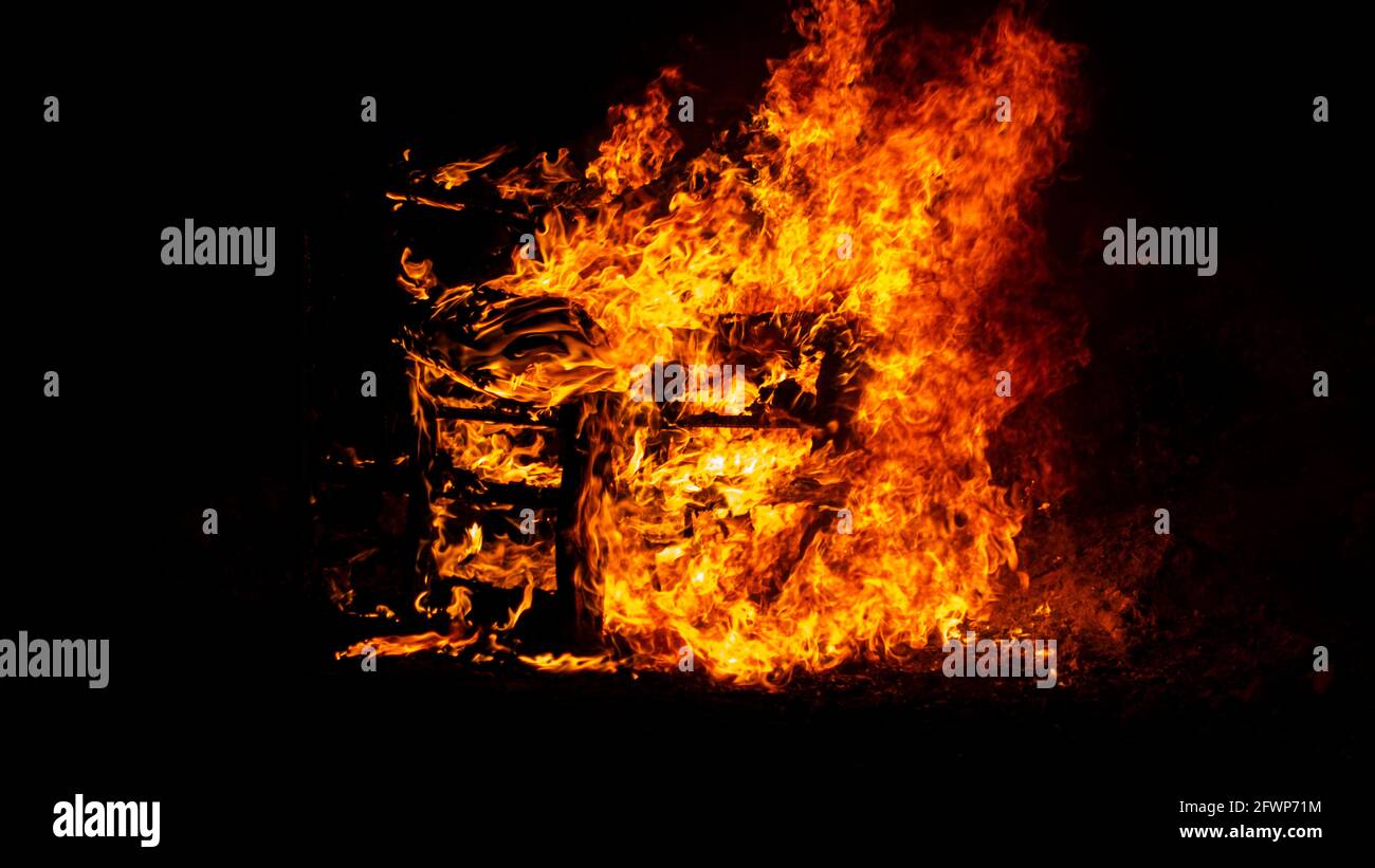 Brennender Sitz, Feuerstühle, schwarzer Hintergrund, Sessel in Flammen Stockfoto