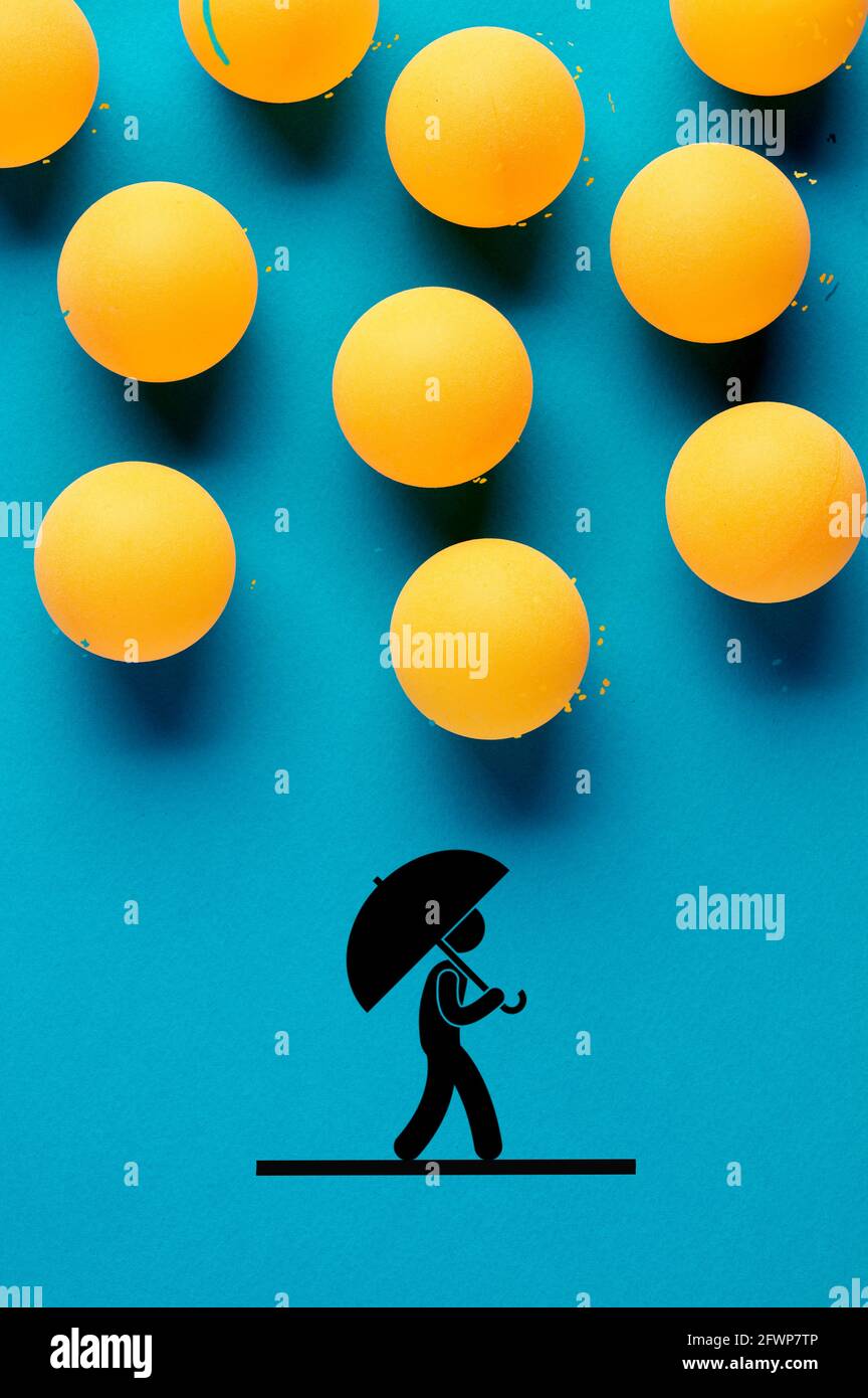Tischtennisbälle, die als Regentropfen entworfen wurden, fallen auf die Ikone eines Mannes, der mit einem Regenschirm läuft. Katastrophe, Unglück, Unfall, Risiko oder Gefahr Stockfoto
