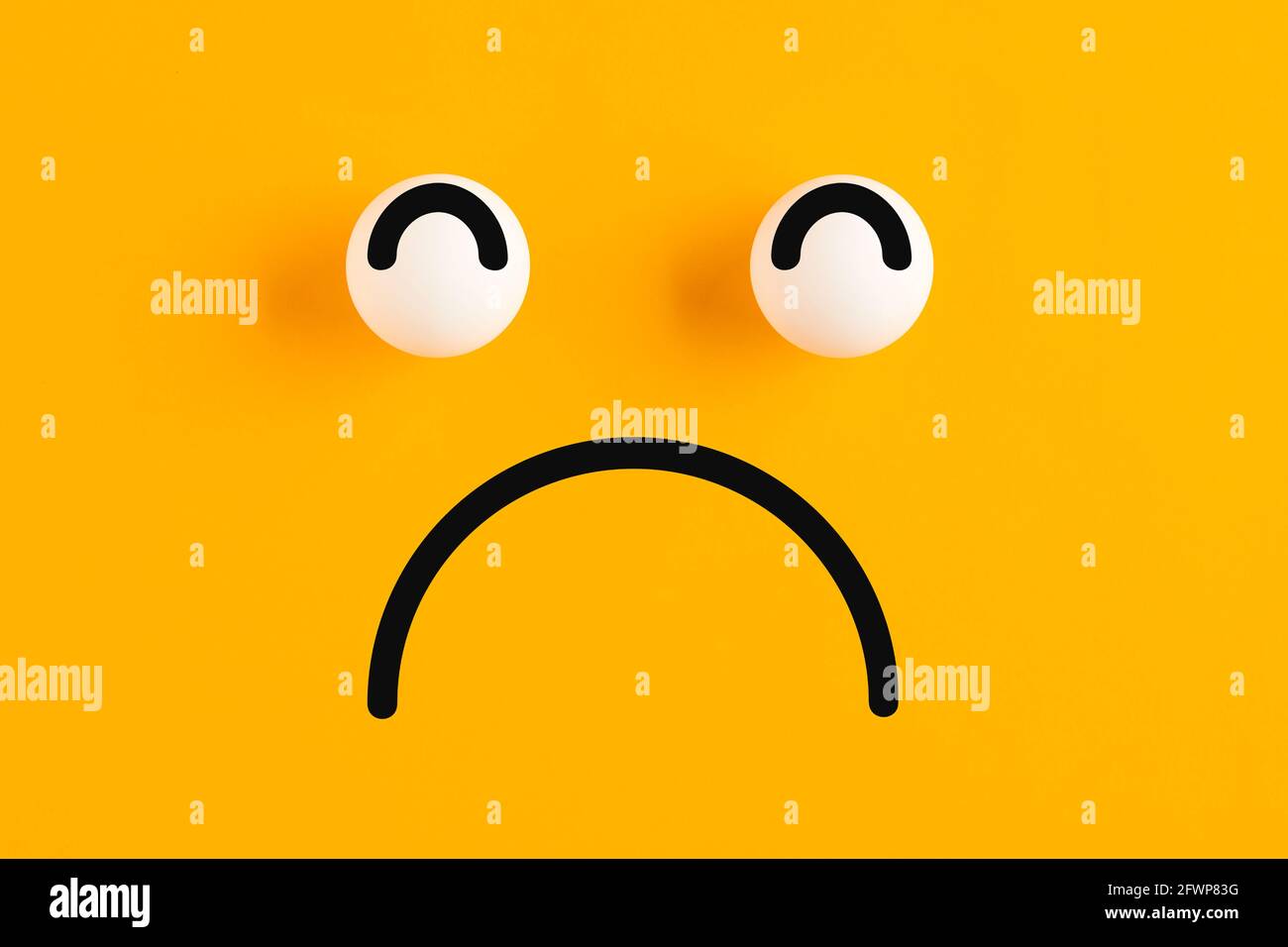 Glücklich lächelnd Frosch Gesicht Symbol auf gelbem Hintergrund. Negative Stimmung oder Feedback-Konzept. Stockfoto