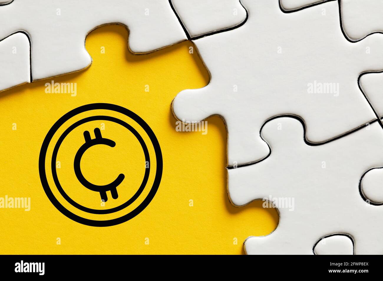 Kryptowährung-Symbol auf gelbem Hintergrund, umgeben von Puzzleteilen. Kryptowährung Aktienmarkt Expansion oder Bergbau-Konzept. Stockfoto