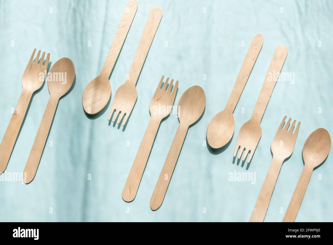 Umweltfreundliches Einweggeschirr aus natürlichen Materialien. Ökologie, Recycling, kein Kunststoff, Null-Abfall-Konzept Stockfoto