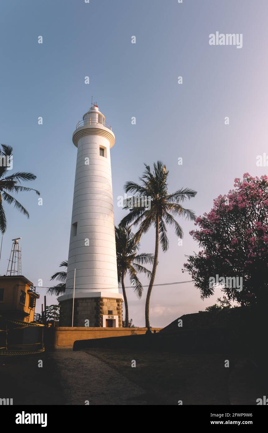 Leuchtturm, der in der Abendsonne leuchtet, Galle Dutch Fort, Palmen und das landschaftliche Landschaftsfoto. Sri Lankas älteste Lichtstation A Stockfoto