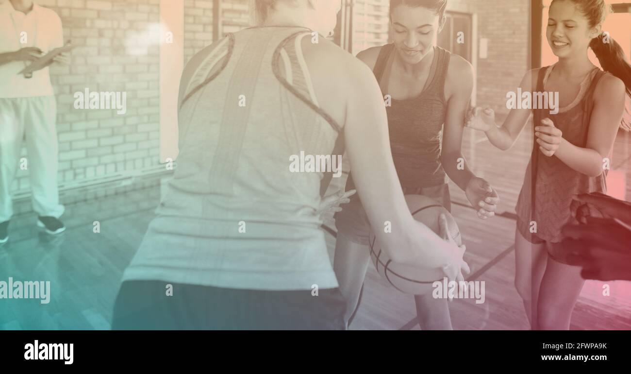 Zusammensetzung der Basketballspieler spielen Spiel mit grünem Farbton Stockfoto