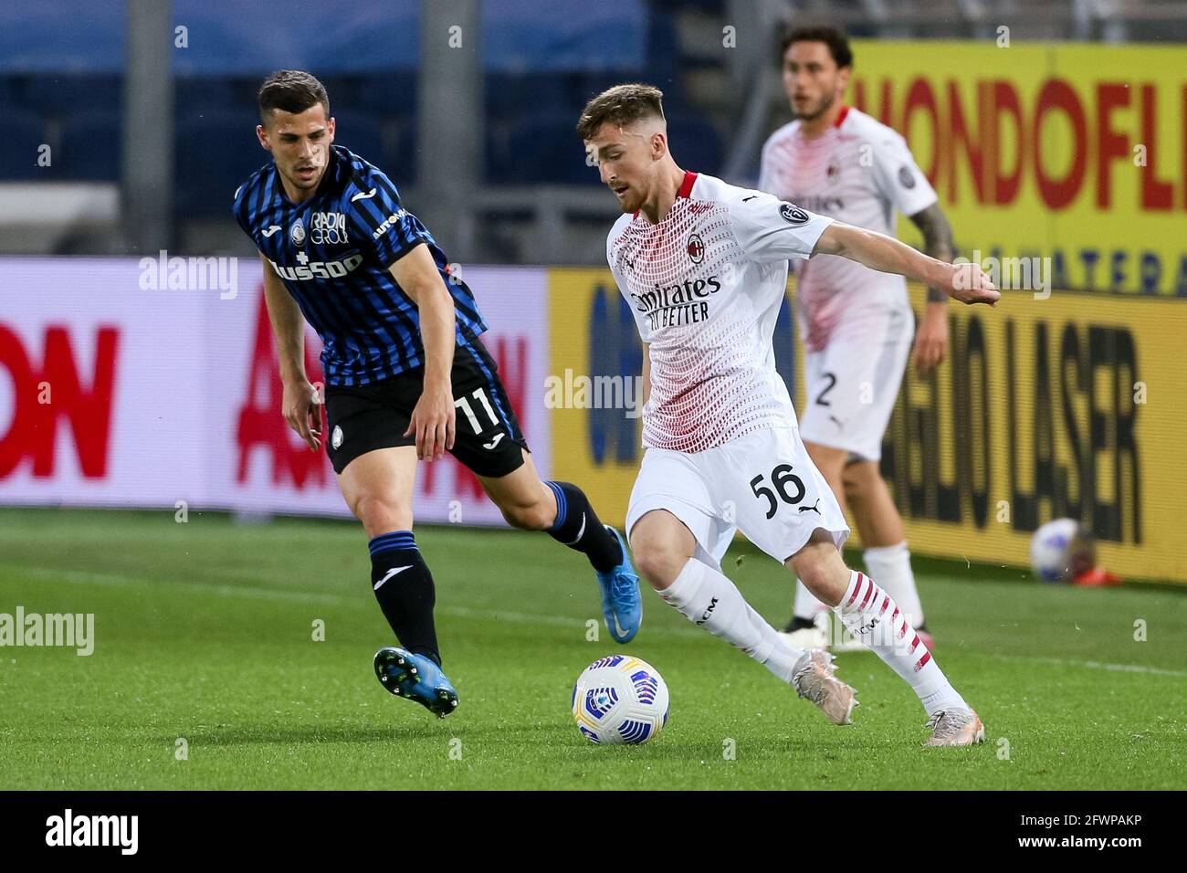 BERGAMO, ITALIEN - 23. MAI: Remo Freuler von Atalanta BC und Alexis Saelemaekers von AC Mailand während der Serie A Spiel zwischen Atalanta Bergamo und AC Mila Stockfoto