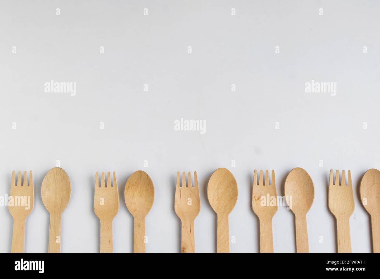 Umweltfreundliches Einweggeschirr aus natürlichen Materialien. Ökologie, Recycling, kein Kunststoff, Null-Abfall-Konzept Stockfoto