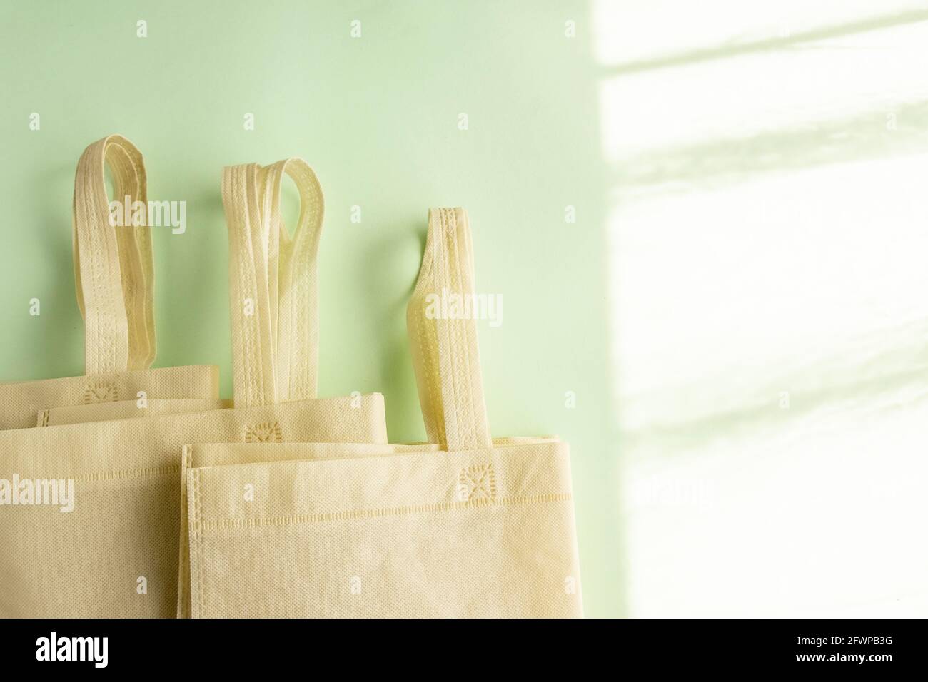 Umweltfreundliche Vliestasche aus natürlichen Materialien. Ökologie, Recycling, kein Kunststoff, Null-Abfall-Konzept Stockfoto