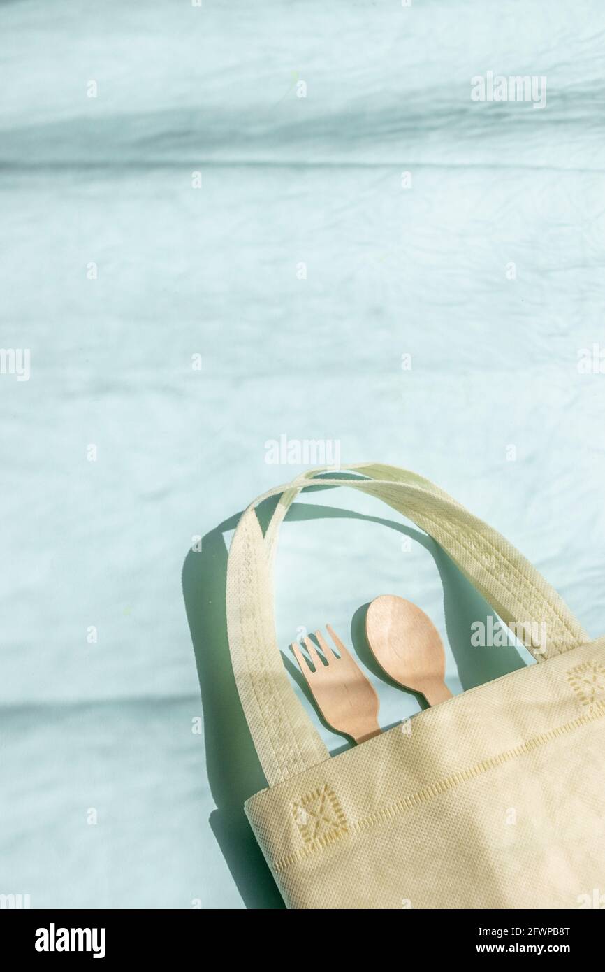 Umweltfreundliches Einweggeschirr aus natürlichen Materialien. Ökologie, Recycling, kein Kunststoff, Null-Abfall-Konzept Stockfoto